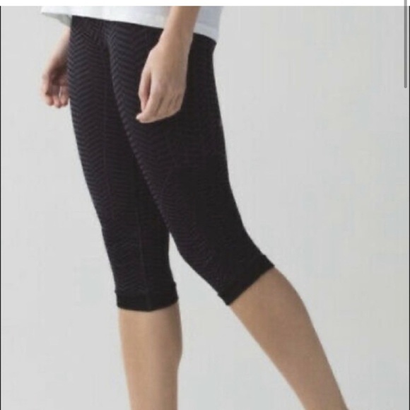 Lululemon In The Flow Crop II Size 8 Leggings Striped Purple Black High Rise - Picture 2 of 8